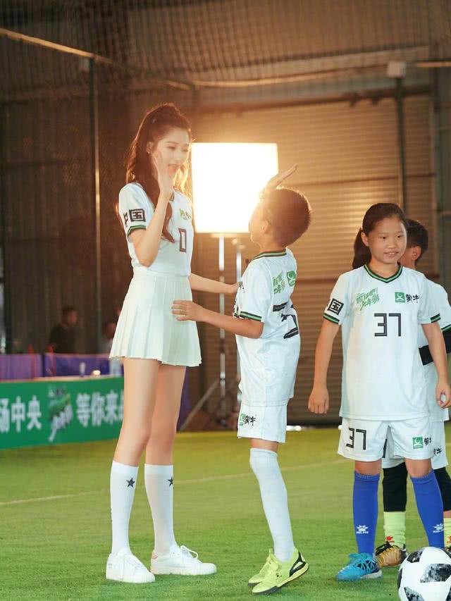 杨幂关晓彤美照,baby杨幂同框衣服