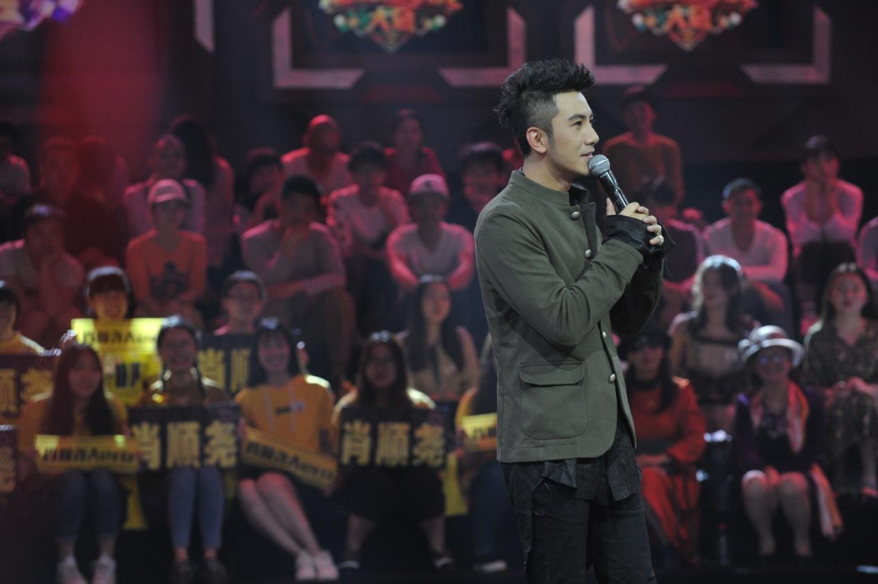 明星也是真球迷《足球解说大会》引来偶像男团成员肖顺尧