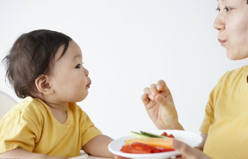 一岁多宝宝如何让自己吃饭,怎么正确给一岁宝宝吃饭