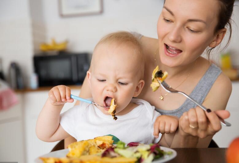 一岁多宝宝如何让自己吃饭,怎么正确给一岁宝宝吃饭