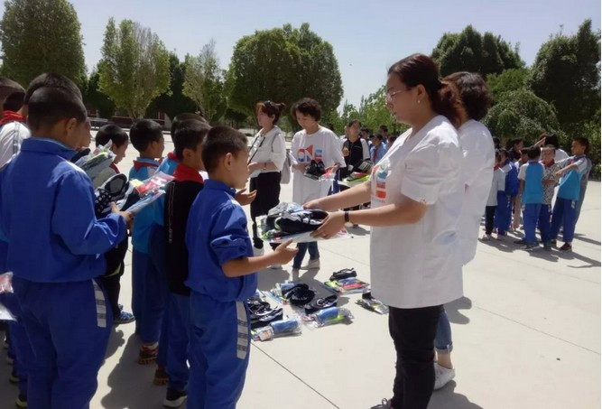 公益助圆足球梦——*疆新**红石慈善基金会水滴公益专项基金