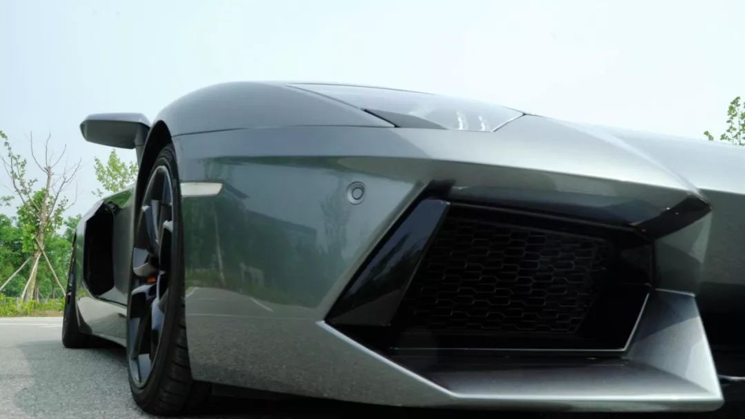 加速2.9秒的拖拉机，一脚油门一个鸡腿，一天租金一辆捷达