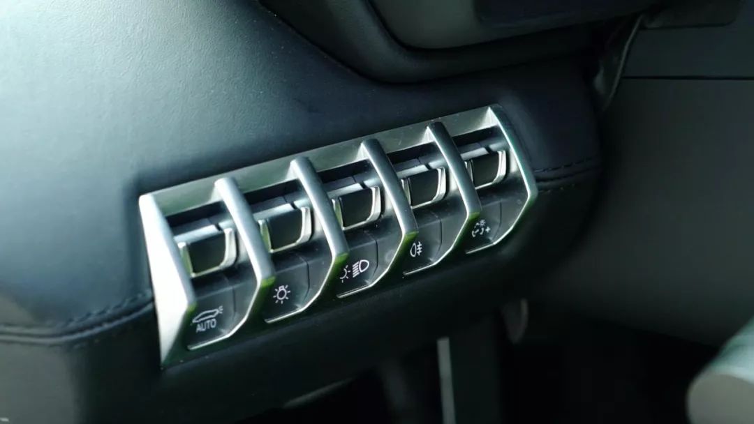 加速2.9秒的拖拉机，一脚油门一个鸡腿，一天租金一辆捷达