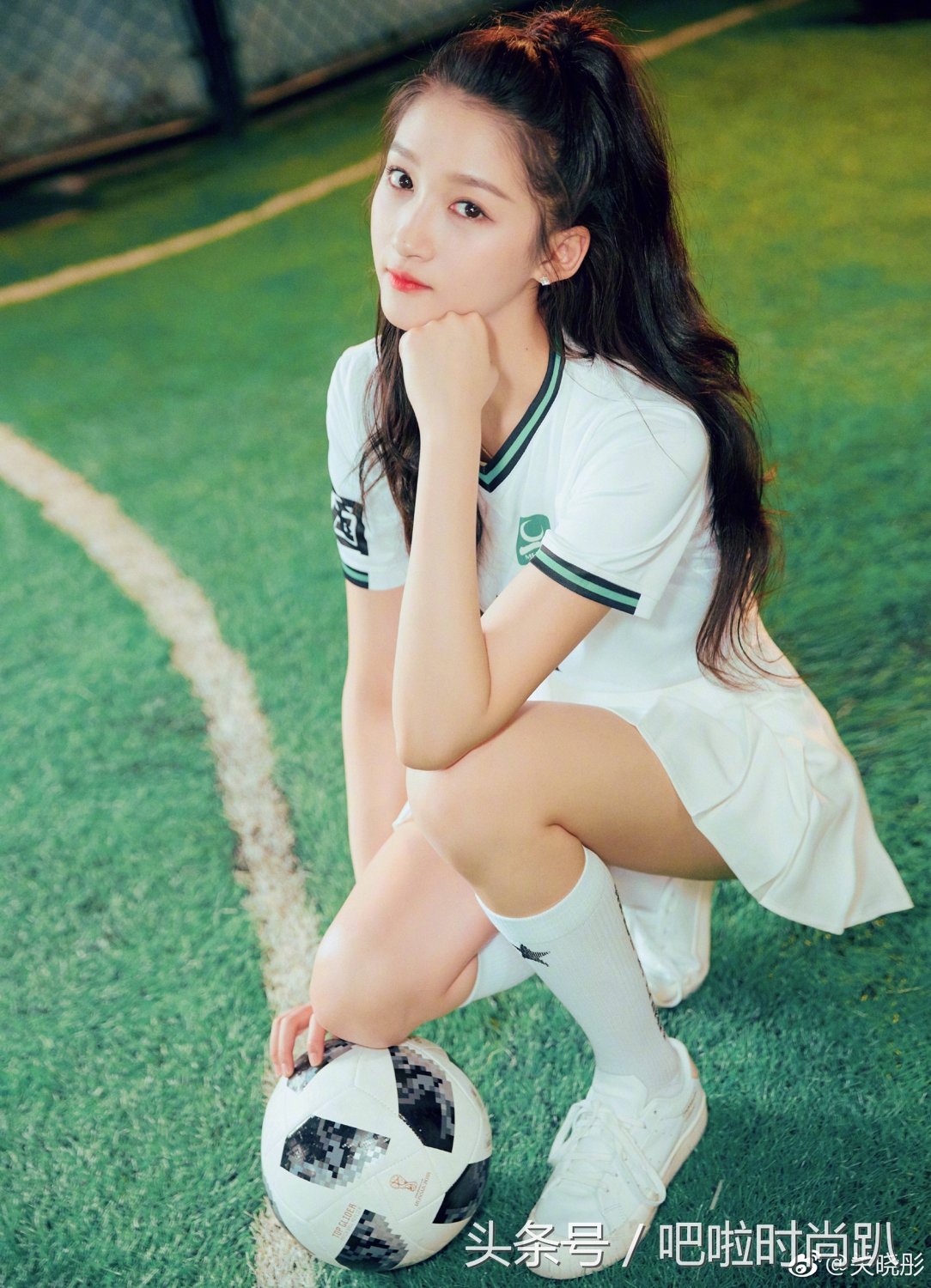 关晓彤踢足球变身美艳足球宝贝,杨幂baby穿成足球宝贝
