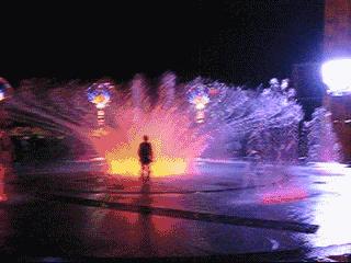 小孩夏天喷泉玩水,喷泉危险不要让孩子玩儿