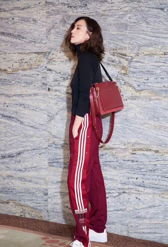 第一个在裤子侧面加条纹的那个人可以获终身成就奖了，易烊千玺鹿晗宋茜都会同意的