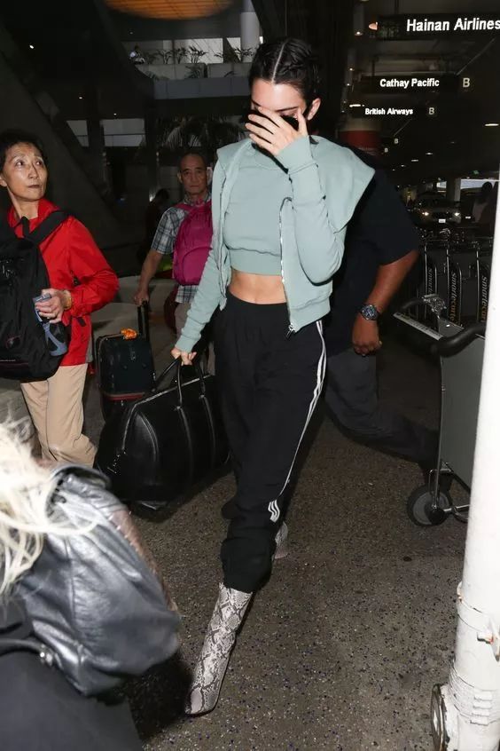 第一个在裤子侧面加条纹的那个人可以获终身成就奖了，易烊千玺鹿晗宋茜都会同意的