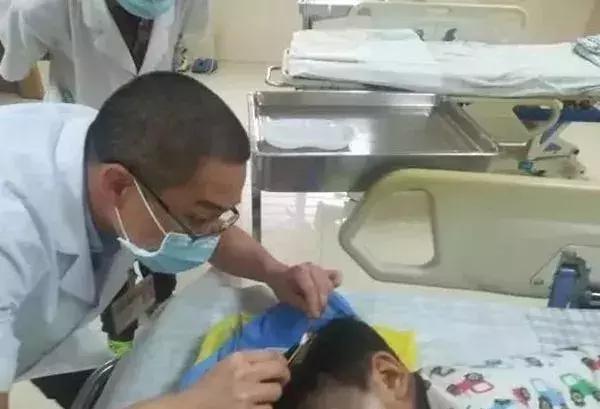 四岁男童被继父虐待后续,4岁男童被亲生父亲虐待后续