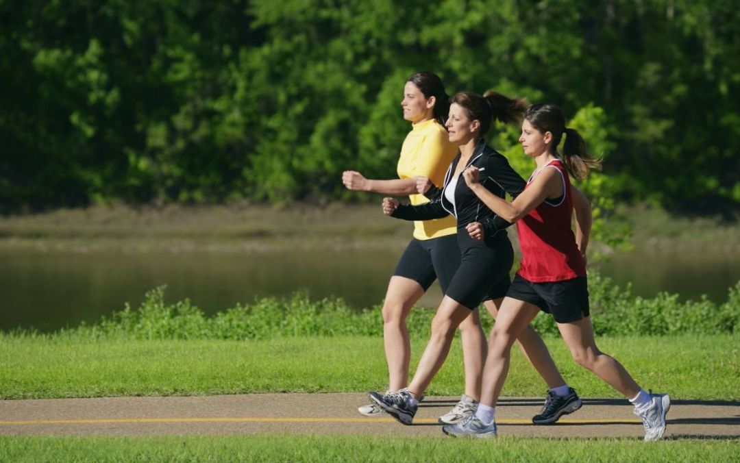 多年老便秘，换个走路姿势就能通！早知道早解决……