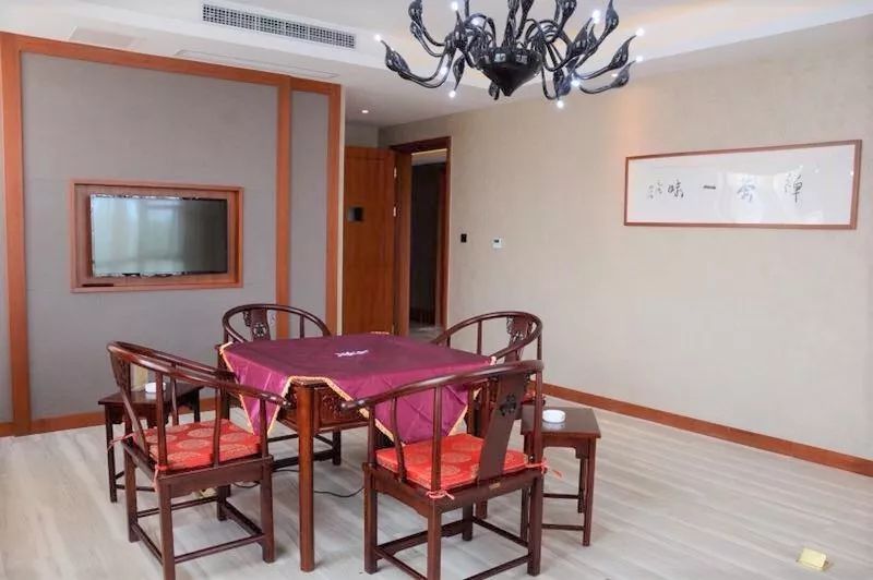 避暑耍水爽一夏！低至4折≈258元抢街子古镇艺家精品酒店住宿一晚！双早+游泳+逛古镇……屋里搓麻~山涧耍水~全家游~凉快的很！