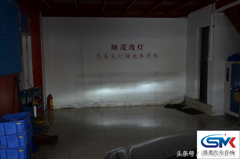 卡罗拉车主换了LED灯，对着墙看很开心，结果到了晚上就哭了