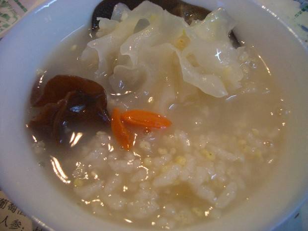 上火长痘痘长溃疡了怎样降火最快,上火长痘痘应该吃什么药降火