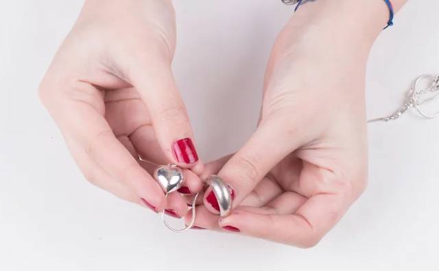 如何洗白袜子又快又白,洗白袜子用什么洗干净