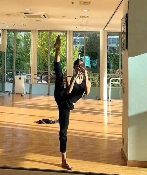 韩国黑珍珠女神秒杀一众网红脸，苹果臀、蚂蚁腰一个都不能少