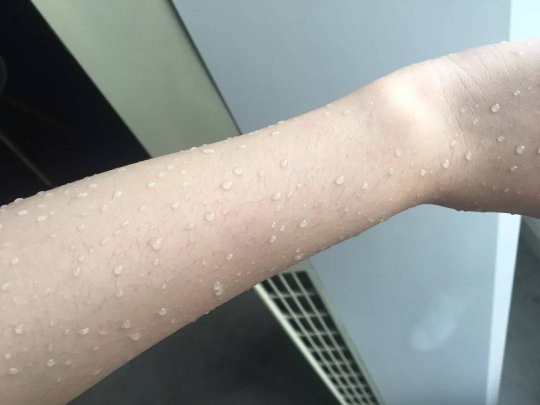 越晒越白可以做素颜霜的泰国防晒Atreus牛奶防晒喷雾真假鉴别