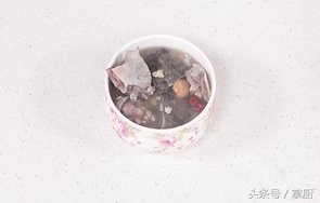 滋阴补气花旗参鸡汤,花旗参石斛花胶乌鸡汤功效