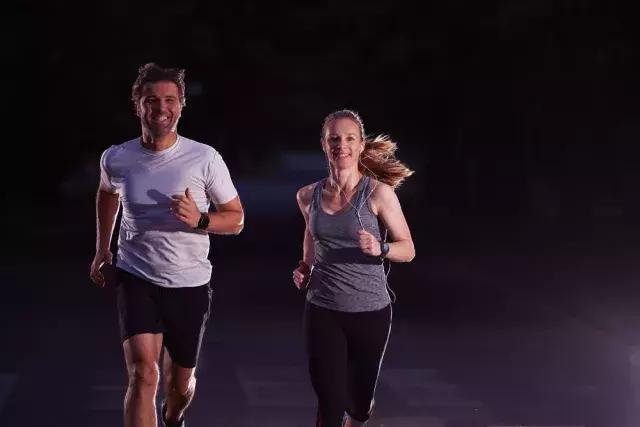 炎炎夏日不愿动？没关系，收好这份夜跑指南，在晚上悄悄燃脂