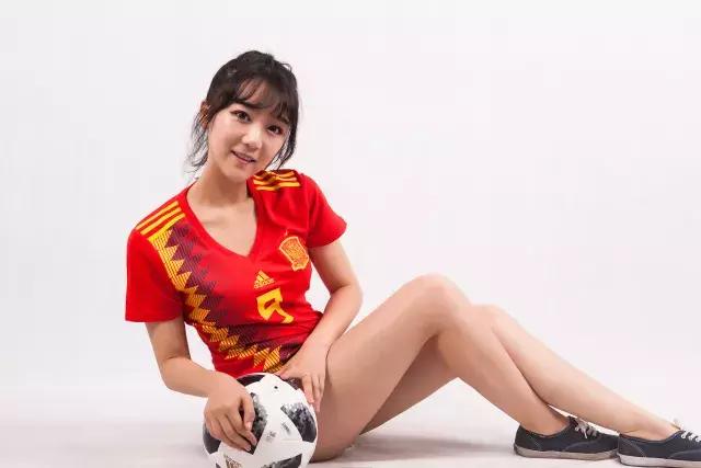 这些空姐都是正宗女球迷