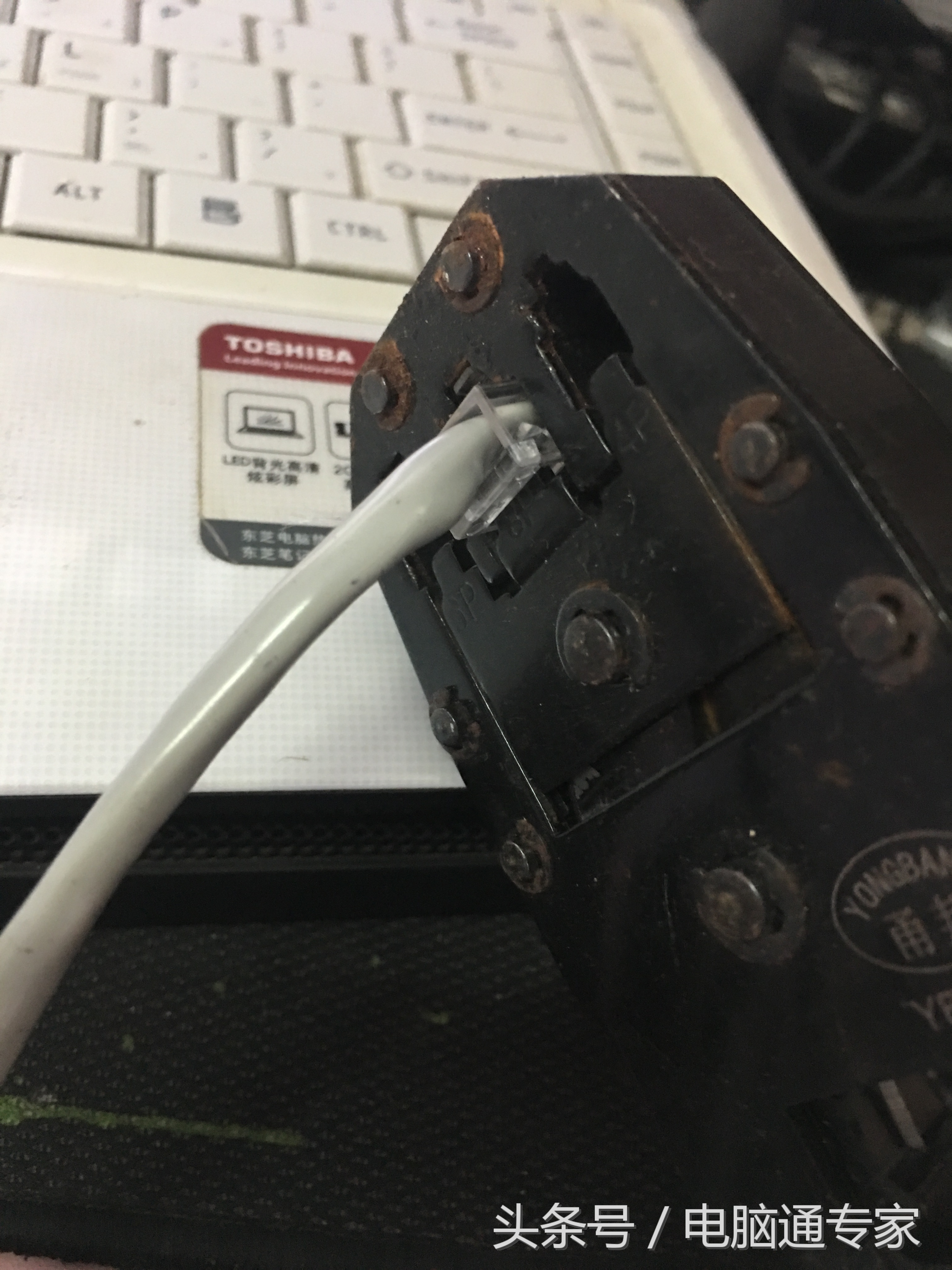 家里网线断在墙上怎么处理,网线断了怎么办最简单方法