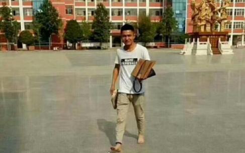 小车坠河10岁男孩,河南轿车下水救人