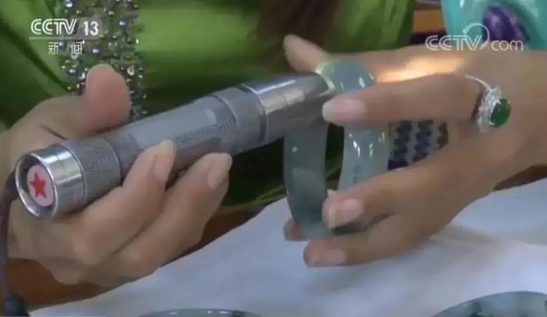 缅甸翡翠现场的翡翠是真的吗,翡翠造假染色视频