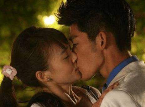 拍吻戏时，明星万一起了生理反应了怎么办？导演的这招真狠！