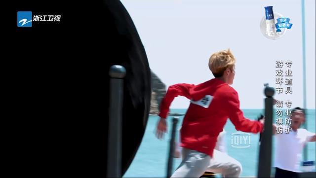 鹿晗雪地足球赛,鹿晗踢足球重返17岁