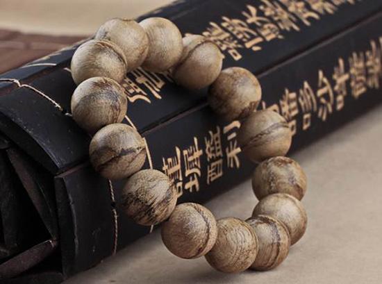 沉香能和饰品一起戴吗,沉香饰品可以长期佩戴吗