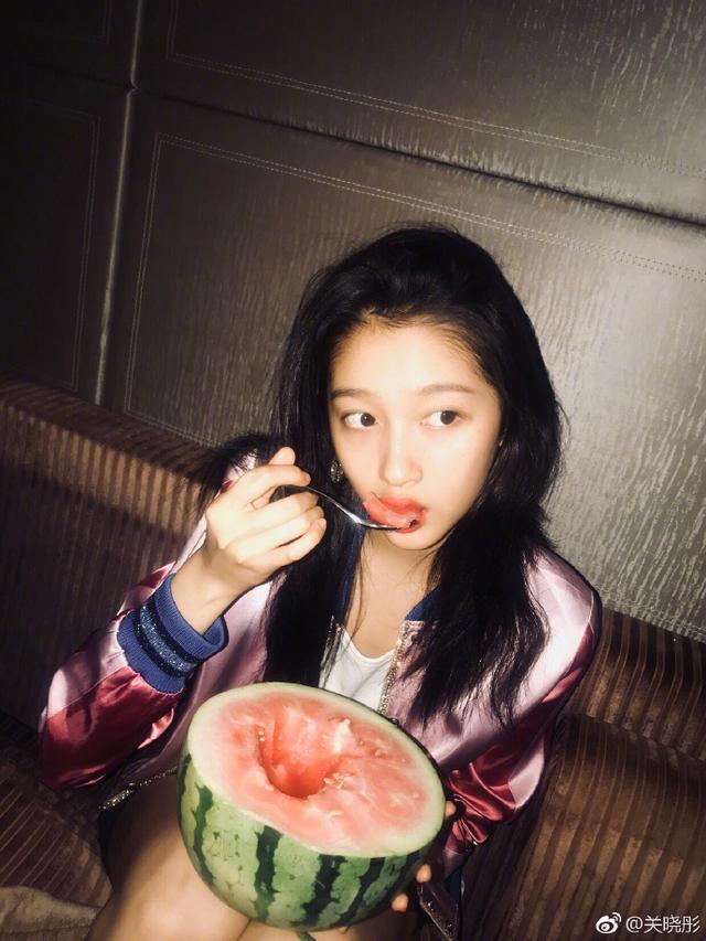 关晓彤踢足球的时候穿白裙,关晓彤踢足球比赛