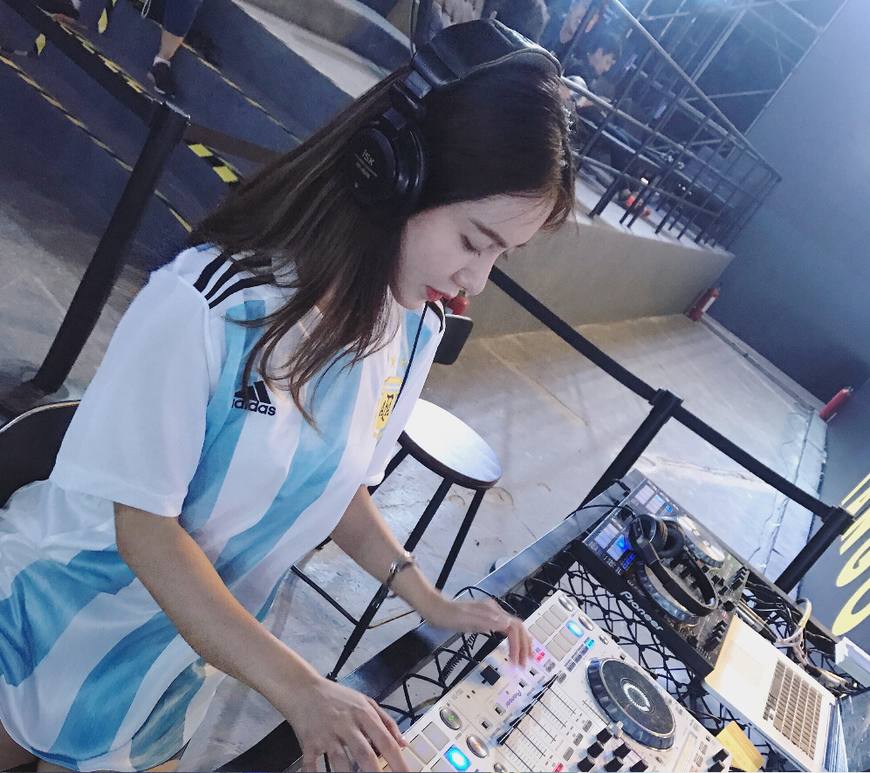 美娜穿浓眉球衣,美娜选球衣