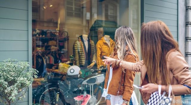 路边的服装店怎么赚钱,一个普通的服装小店能挣到钱吗