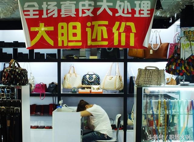 路边的服装店怎么赚钱,一个普通的服装小店能挣到钱吗