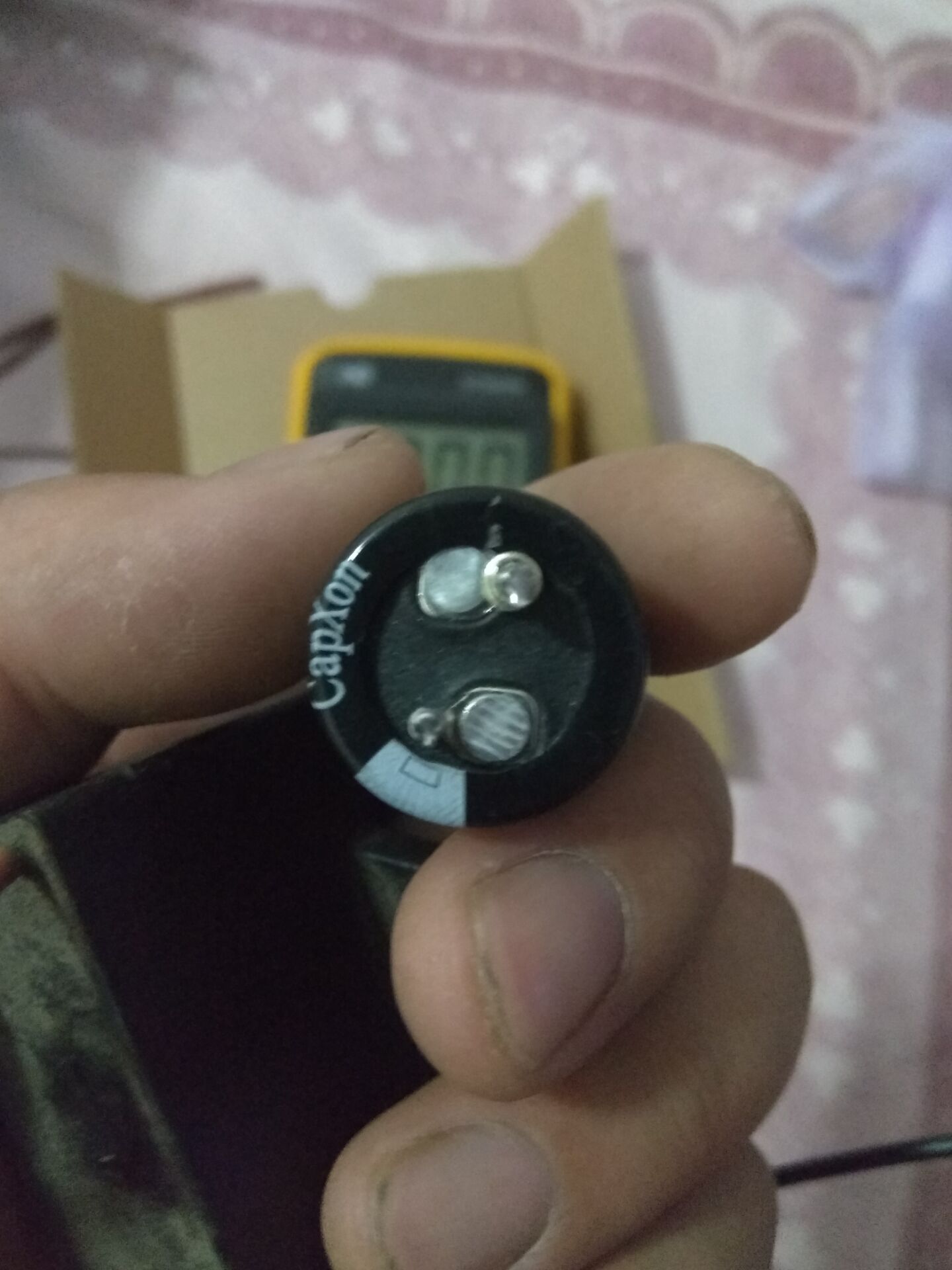 如何测量电容器电容值并判断好坏,万用表检测led电容分正负极吗