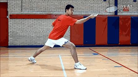 在羽毛球场上怎样用球训练步伐,羽毛球步法球场练习