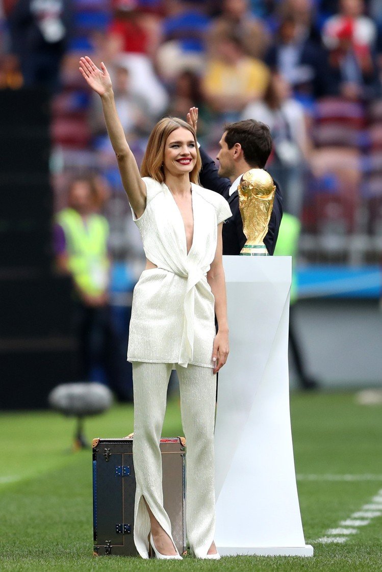 路易威登太子妃低V登上世界杯绿茵场，俄罗斯国宝超模长得像舒淇