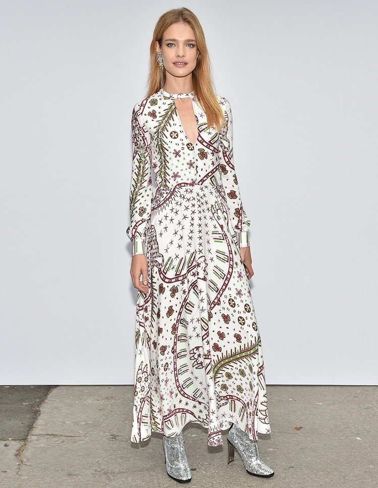 LV太子妃亲自护驾大力神杯,俄罗斯舒淇成最吸睛世界杯大使