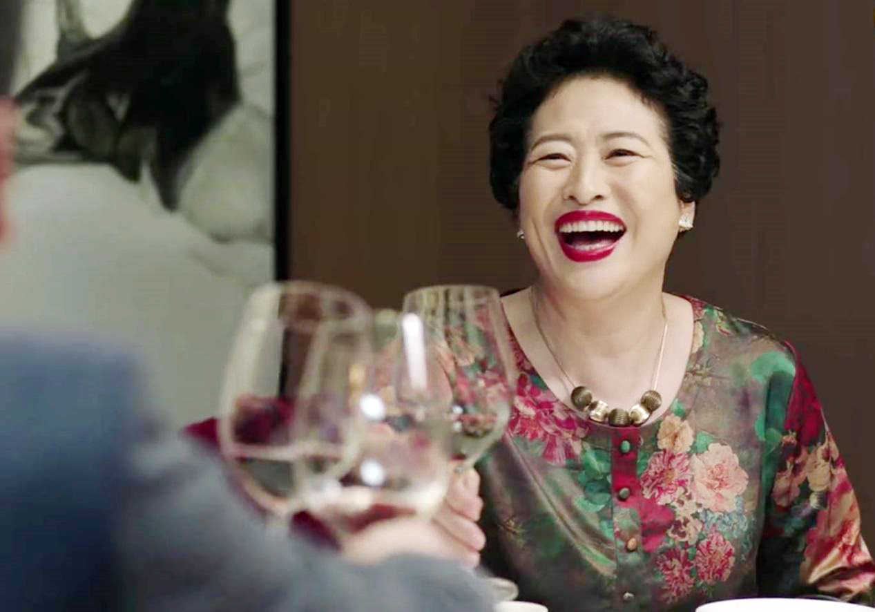 岁月不饶美人?其实皮肤松弛,白发皱纹,根本不影响她们风华绝代