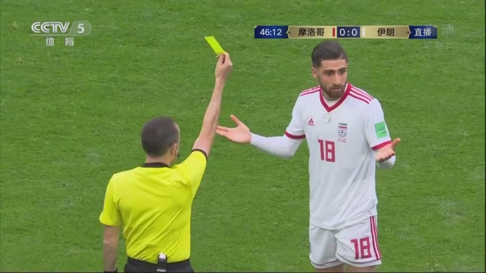 足球裁判失误挡球,足球史上最离谱的裁判