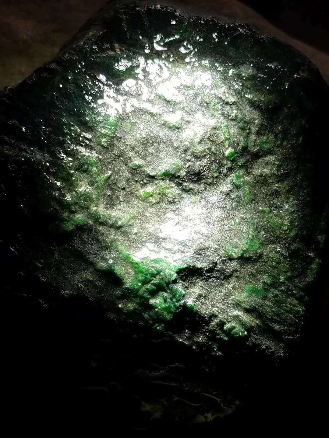 翡翠内幕缅料,翡翠原石揭秘高绿背后的陷阱