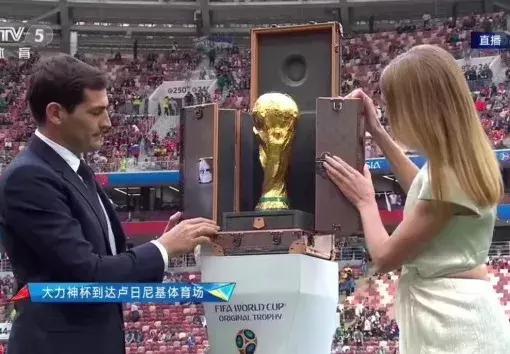 女生伪球迷看世界杯,伪球迷足球女孩