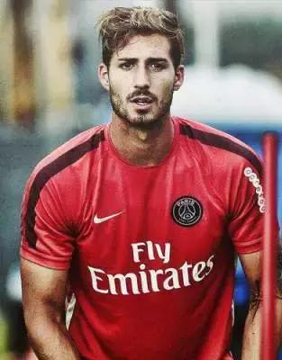 女生伪球迷看世界杯,伪球迷足球女孩