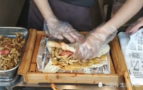 好吃的卷饼大人小孩都爱吃,目前最火的网红煎饼卷菜小吃