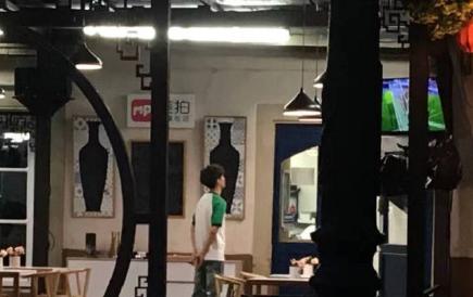 tfboys王俊凯跑调王源救场千玺笑,王俊凯王源给易烊千玺宣传