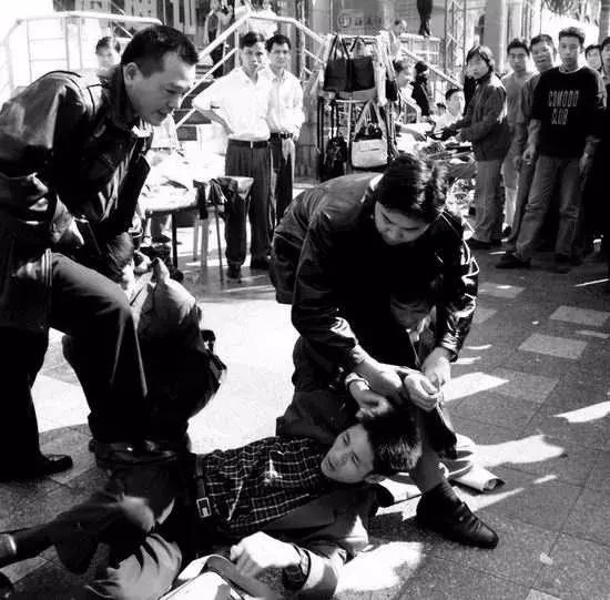 史上最变态的杀人案一年连杀76人,05年杀害13人真实案件