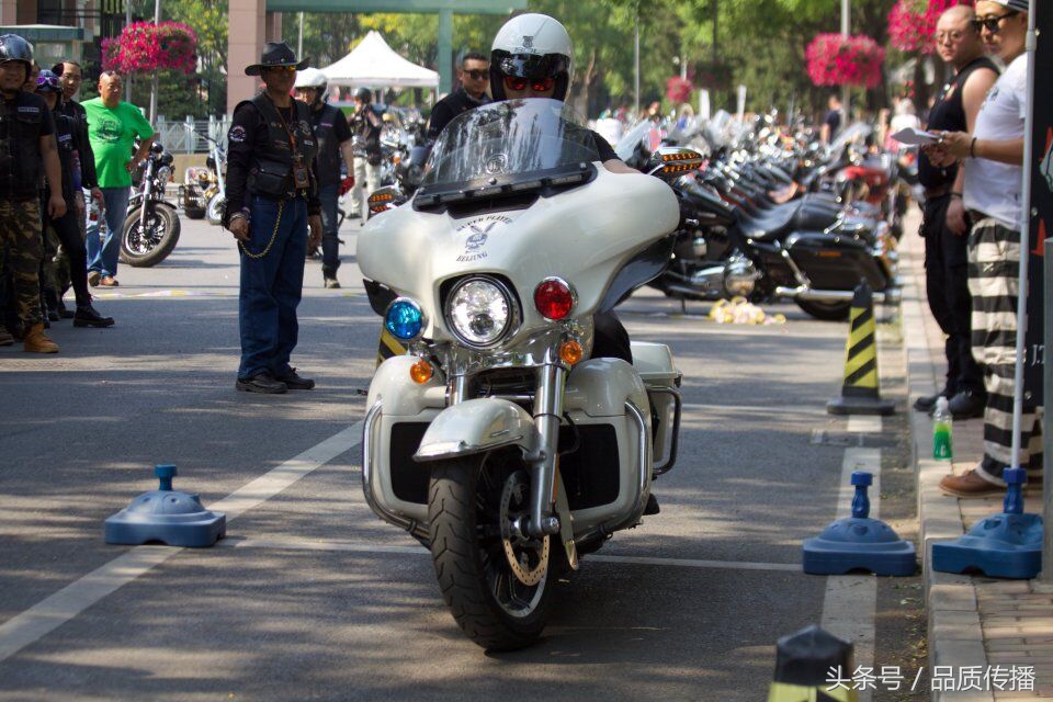 每人被俱乐部认可，哈雷俱乐部才能被社区认可，骑车、公益、成熟