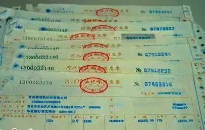 超市小票别扔里面藏有猫腻,超市购物顾客将不要的商品乱扔