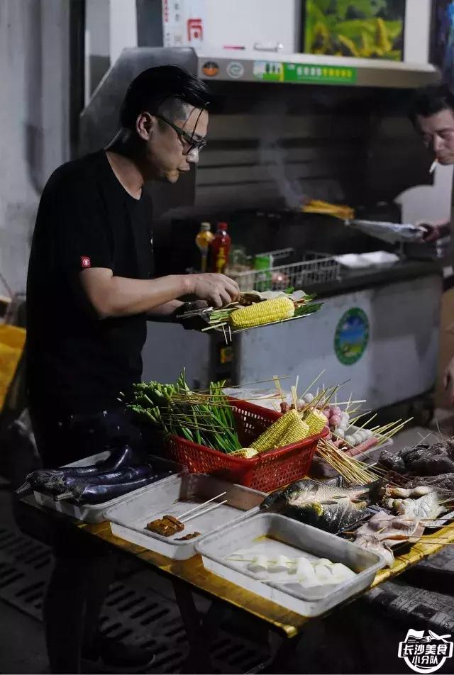 不管有没有世界杯,这家几平方的无名烧烤摊,牛肉串都要预定!