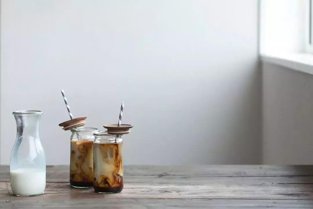 玻璃杯和陶瓷杯哪个更适合喝茶,喝咖啡用陶瓷杯还是玻璃杯