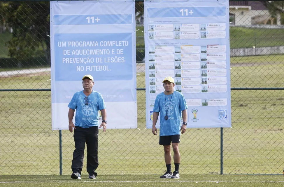 踢球注意脚不要受伤,踢球必做热身