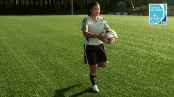 踢球注意脚不要受伤,踢球必做热身